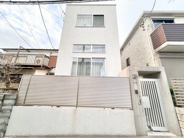 世田谷区上馬3丁目　中古戸建の外観|重厚感に溢れた、気品ある邸宅です。

ご内見希望・資料請求などお気軽にお問い合わせ下さい！
03-5990-5201