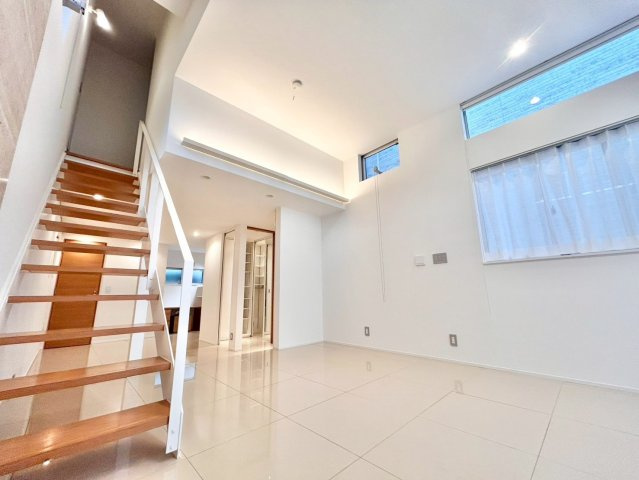 世田谷区上馬3丁目　中古戸建の居間・リビング|窓を多く設けているので陽当たり・通風良好です！

ご内見希望・資料請求などお気軽にお問い合わせ下さい！
03-5990-5201