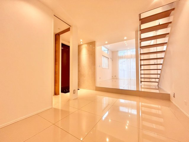 世田谷区上馬3丁目　中古戸建の居間・リビング|リビングの足下から室内全体を暖める床暖房は、温風を出さないためホコリを巻き上げず健康的！

ご内見希望・資料請求などお気軽にお問い合わせ下さい！
03-5990-5201