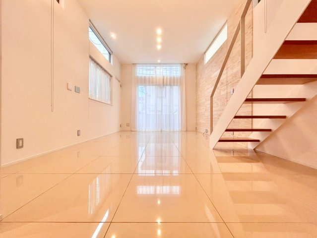 世田谷区上馬3丁目　中古戸建の居間・リビング|大きな窓からたっぷりと注ぐ陽光を浴びながら、朝食やティータイムを楽しめます。

ご内見希望・資料請求などお気軽にお問い合わせ下さい！
03-5990-5201