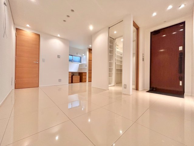 世田谷区上馬3丁目　中古戸建の居間・リビング| 白を基調とした内装で、清潔感や自然な明るさを演出！

ご内見希望・資料請求などお気軽にお問い合わせ下さい！
03-5990-5201