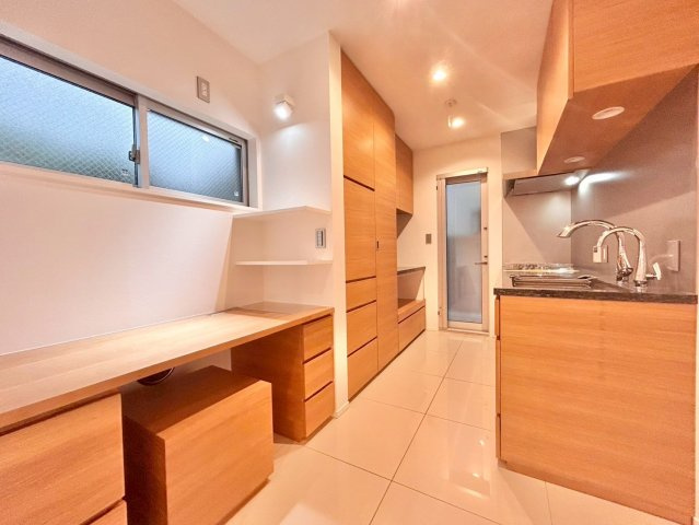 世田谷区上馬3丁目　中古戸建のキッチン|食器棚いらずのカップボードを完備した収納力のあるキッチンです！ 

ご内見希望・資料請求などお気軽にお問い合わせ下さい！
03-5990-5201