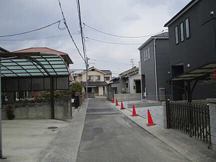広島市佐伯区屋代1丁目　新築一戸建て(全2棟)の前面道路含む現地写真