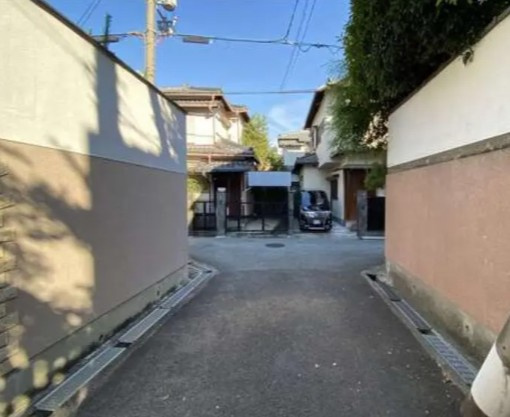 豊中市本町8丁目　中古戸建の前面道路含む現地写真