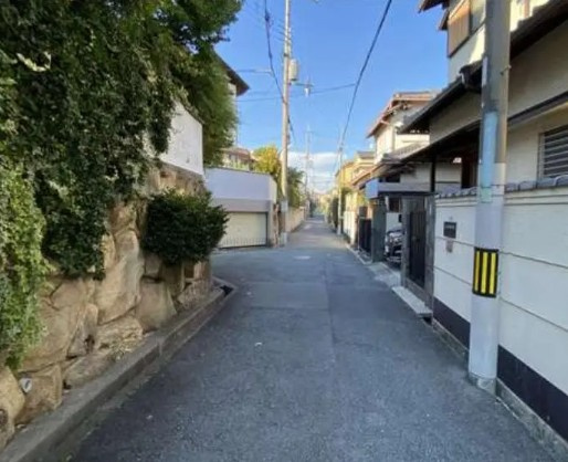 豊中市本町8丁目　中古戸建の前面道路含む現地写真