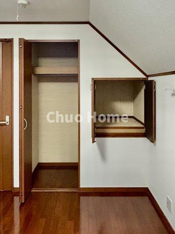 荒川区東尾久3丁目中古住宅の収納|居室にはクローゼットを完備し、自由度の高い家具の配置が叶うシンプルな空間です。お子様の成長と必要になる子供部屋を与えるにはぴったりの間取りですね。