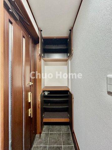 荒川区東尾久3丁目中古住宅の玄関|【玄関】玄関には大型のシューズクローゼットを設置しておりますのでいつでもスッキリりとした空間を保てます。玄関周りを清潔に使うのはとても大事なことですよね。