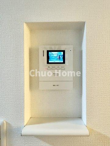 荒川区東尾久3丁目中古住宅のセキュリティ|【モニターホン】誰が来たかすぐにわかるカラーモニター付きインターホン。通話ボタンを押すまでは室内の音は漏れていませんので相手を確かめてから応対できます。