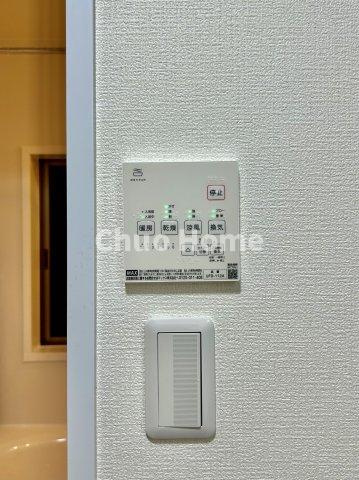 荒川区東尾久3丁目中古住宅の冷暖房・空調設備|【浴室乾燥機】暖房・冷風・換気・乾燥が可能です。毎日を快適に過ごせるうれしい機能が揃っています。雨の日の洗濯物も安心です。
