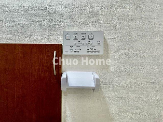 荒川区東尾久3丁目中古住宅の内装|【ウォシュレット】清潔に使いたいお手洗いには最適な設備です。もちろんウォームレットも標準装備です。