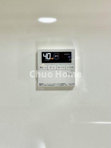 荒川区東尾久3丁目中古住宅の発電・温水設備|【給湯リモコン】外での一日を忘れさせてくれるオートバス機能でお好みの湯量・温度に調整された浴槽。