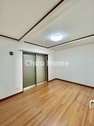 荒川区東尾久3丁目中古住宅の寝室|【寝室】心と体をゆったりと安らげる主寝室。寝室のゆとりが大きい分だけ、暮らしの安らぎは深まります。一日の疲れを癒すだけでなく、ご夫婦の親密な語らいを紡ぎ出します