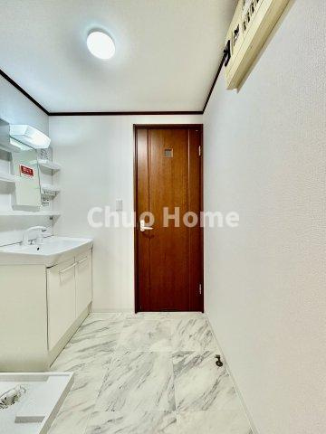 荒川区東尾久3丁目中古住宅の脱衣所|【洗面所】明るい洗面所は朝をすっきりさせてくれる空間です。バタバタしている忙しい朝でも収納が多い洗面台では短い時間で効率良く支度ができます。