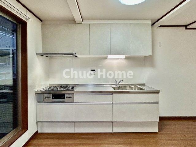 荒川区東尾久3丁目中古住宅のキッチン|ワイドで収納豊富なシステムキッチン