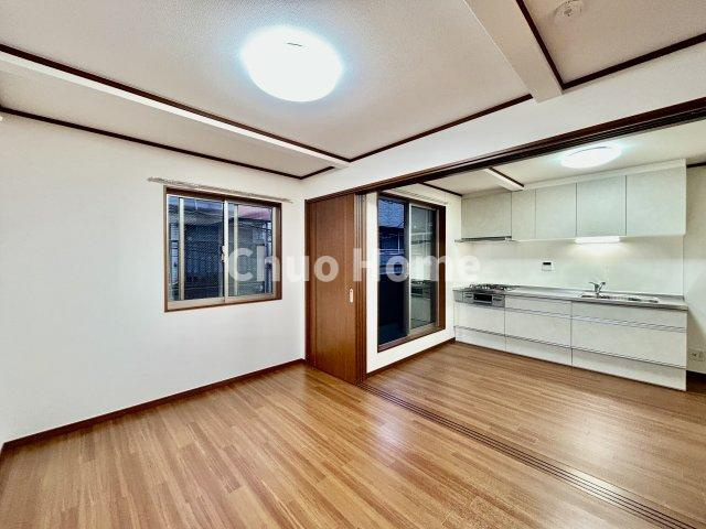 荒川区東尾久3丁目中古住宅の居間・リビング|【居間・リビング】「ＬＤＫは家族団らんをデザイン」広いＬＤＫでは家族が集まり一緒の時間を過ごせる工夫がされております。何気ない一日の当たり前のひとコマがいつか一生の宝物になります