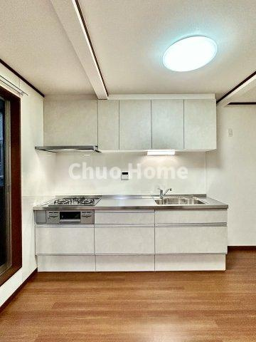 荒川区東尾久3丁目中古住宅のキッチン|ワイドで収納豊富なシステムキッチン