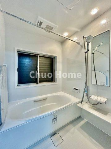 荒川区東尾久3丁目中古住宅の浴室|【バスルーム】暖房換気乾燥機付きシステムバスルーム。暖房・冷風・換気・乾燥など、毎日を快適に過ごせるうれしい機能が揃っています。雨の日の洗濯物も安心です。