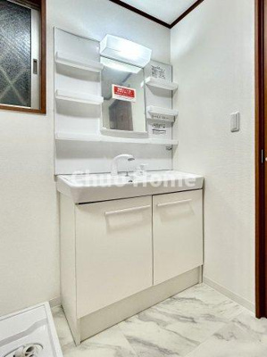 【独立洗面台】 | 荒川区東尾久3丁目中古住宅 | 【洗面化粧台】洗面化粧台には三面鏡を採用。身だしなみを整えやすい事はもちろんですが、鏡の後ろに収納スペースを設ける事により、散らかりやすい洗面スペースをすっきりさせる事が出来るのも嬉しいですね