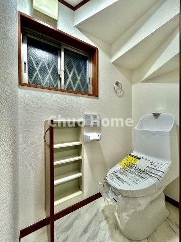 荒川区東尾久3丁目中古住宅のトイレ|【トイレ】 収納スペースをしっかりと確保した温水洗浄便座機能付きトイレ。温水洗浄便座は清潔にお使いいただくための大切なアイテムです。