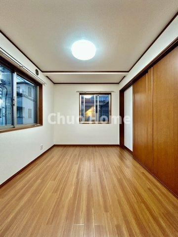 荒川区東尾久3丁目中古住宅の洋室|【洋室】快適に過ごす条件は、一人ひとり違います。だからこそ飾り過ぎないシンプルな内装と偏り過ぎないデザインで統一しております。居住していく中でオーナー様だけの【マイホーム】に創り上げて下さい