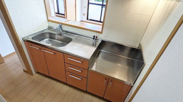 ヒルサイドビラのキッチン|コンパクトなキッチンで掃除もラクラク