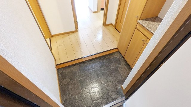 ヒルサイドビラの玄関|収納もある玄関です