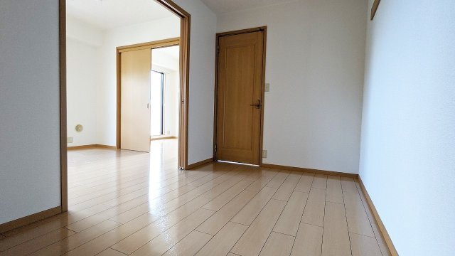 ヒルサイドビラの内装|明るい室内です