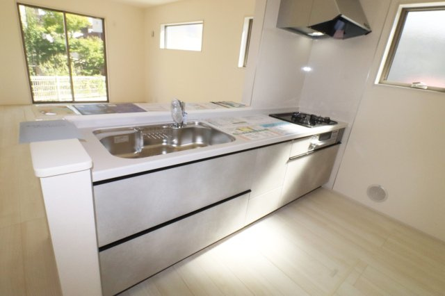郡山市安積町南長久保1丁目　　　　1号棟　　　安積第３小学校、安積第２中学区　のキッチン