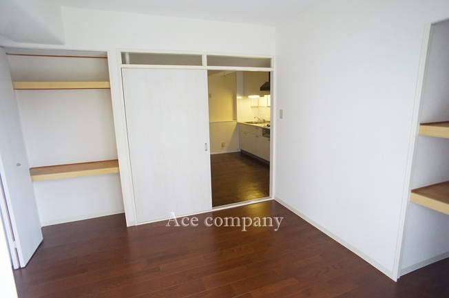 【内装】 | シャルム小阪壱番館 | 【洋室4.5帖】ダイニングと続き間のお部屋、開放してリビングの替わりとしても♪2ヶ所に収納あります♪