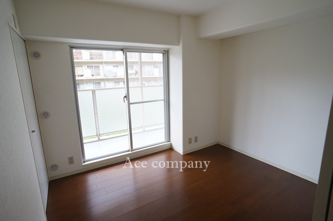 【内装】 | シャルム小阪壱番館 | 【洋室4.5帖】バルコニーに面しています☆