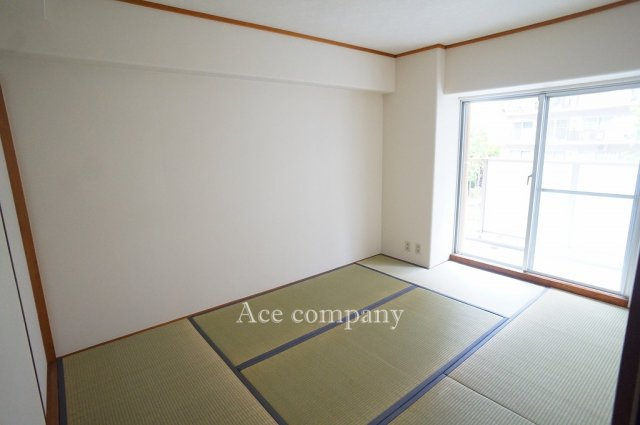 【寝室】 | シャルム小阪壱番館 | 【和室6帖】バルコニーに面しています☆畳表替え、襖張替え済みです☆