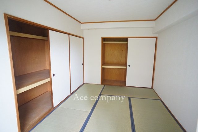 【寝室】 | シャルム小阪壱番館 | 2ヶ所に押し入れあります♪