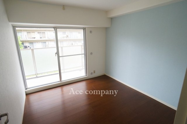 【子供部屋】 | シャルム小阪壱番館 | 【洋室5.25帖】バルコニーに面しています☆