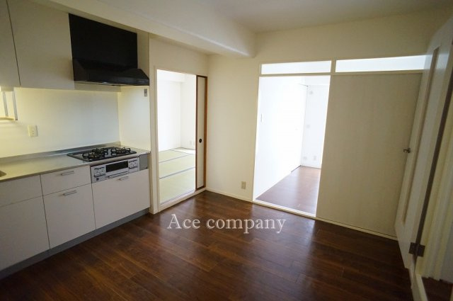 【居間・リビング】 | シャルム小阪壱番館 | 【DK：約7帖】新規：クロス貼替え、床材張替え、ハウスクリーニング済みです☆