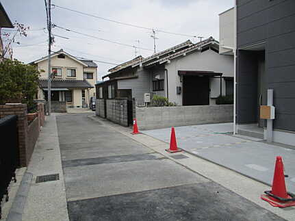 広島市佐伯区屋代1丁目　新築一戸建て(全2棟)の前面道路含む現地写真