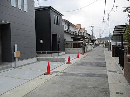広島市佐伯区屋代1丁目　新築一戸建て(全2棟)の前面道路含む現地写真