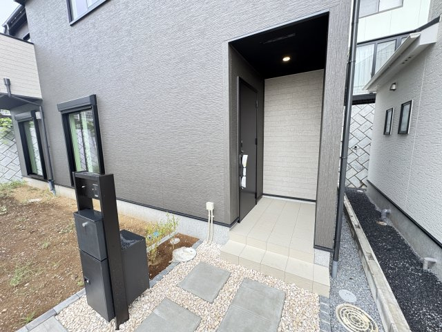 柏市酒井根２丁目新築戸建【酒井根小学校：7分】のエントランス|エントランス・玄関ポーチ