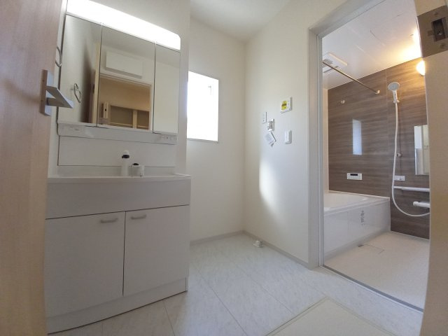 【小名浜大原1期／3号棟】ご成約特典として人気家電プレゼント中です！の独立洗面台|同施工◆洗面所の写真です◆　洗面台は朝をすっきりさせてくれる空間としては大切な空間です。バタバタしている忙しい朝でも収納が多い洗面台では短い時間で効率良く支度ができます。