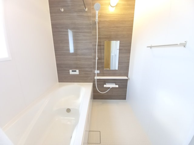 【小名浜大原1期／3号棟】ご成約特典として人気家電プレゼント中です！の浴室|同施工◆ユニットバスの写真です◆　フルオート機能で、時間帯を気にせず、家族全員が暖かい湯船に浸かることができます。　一日の疲れを癒してくれそうですね♪