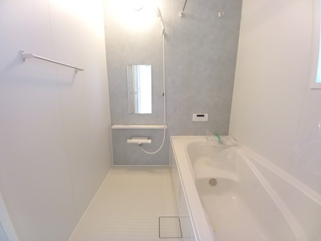 【小名浜大原1期／3号棟】ご成約特典として人気家電プレゼント中です！の浴室|同施工◆ユニットバスの写真です◆　バリアフリー設計なので、小さなお子様からご年配の方まで安心して入浴することができます。　ご家族それぞれの生活リズムに合わせて、いつでも温かいお風呂に入れます。