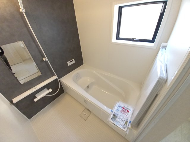 【小名浜大原1期／3号棟】ご成約特典として人気家電プレゼント中です！の浴室|同施工　◆ユニットバスの写真です◆　毎日の疲れを癒す広々とした浴室は、足を伸ばしてゆっくりとくつろげます♪　音楽を聴いたり、自分だけの特別な時間に・・・♪半身浴にピッタリですね♪