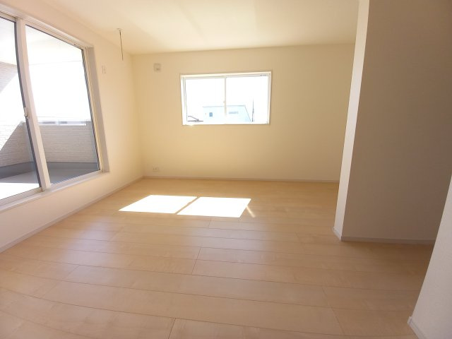 【小名浜大原1期／3号棟】ご成約特典として人気家電プレゼント中です！の洋室|同施工◆ウォークインクローゼットの写真です◆　季節を問わずにたっぷり収納ができます。冬物の収納にも困りません。お子様のお片付けも上手にできそうです。