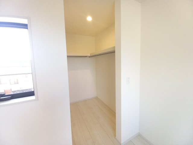 【小名浜大原1期／3号棟】ご成約特典として人気家電プレゼント中です！の収納|同施工　◆収納スペースの写真です◆　十分な広さがあるので収納には困りませんね♪　お手持ちの衣類ケースなども置ける大空間で、寝室がスッキリ使えます。