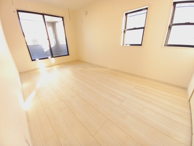 【小名浜大原1期／3号棟】ご成約特典として人気家電プレゼント中です！の洋室|同施工◆居室の写真です◆　柔らかい陽光が差し込む明るいお部屋を演出☆　使い勝手の良い間取りなので、ご家族の状況の変化にも耐えられますね。