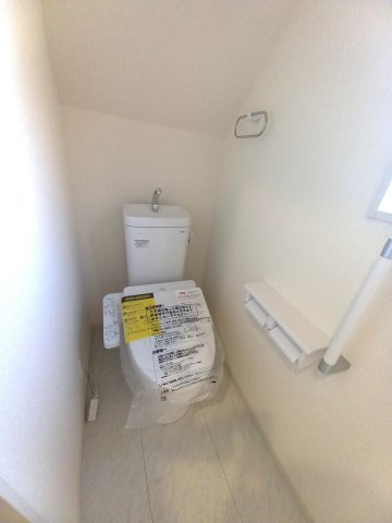 【小名浜大原1期／3号棟】ご成約特典として人気家電プレゼント中です！のトイレ|同施工　◆トイレの写真です◆
便器にフチがないので汚れが隠れて見えない部分がありません。 お手入れがとってもラクラクです♪　一階、二階にそれぞれトイレがございますので、ご家族の多い方でも安心ですね♪
