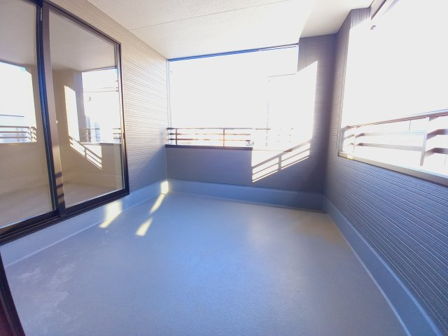 【小名浜大原1期／3号棟】ご成約特典として人気家電プレゼント中です！のバルコニー|同施工◆バルコニーの写真です◆　
洗濯物から布団まで一度にたくさん干せて便利です♪
眺めのよいバルコニーで、あなただけのリラックスタイムを☆