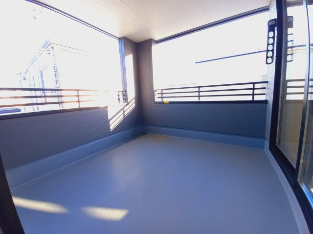 【小名浜大原1期／3号棟】ご成約特典として人気家電プレゼント中です！のバルコニー|同施工◆バルコニーの写真です◆　お布団など大きいものも、充分に干せる広さがございます。人気のベランピングも楽しめる広さ！自宅のアウトドア空間でゆったり過ごせます。