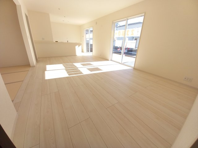 【小名浜大原1期／3号棟】ご成約特典として人気家電プレゼント中です！の居間・リビング|同施工◆リビング写真です◆木の温もりがやさしいフローリングは安らぎをもたらすプライベート空間♪大きな窓のあるリビングは、陽光あふれる明るく居心地も良くご家族皆がゆったり寛げる憩いの空間となりそうです
