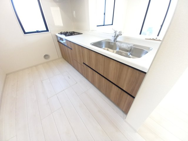 【小名浜大原1期／3号棟】ご成約特典として人気家電プレゼント中です！のキッチン|同施工◆キッチンの写真です◆　デザイン性と機能性を兼ね備えたキッチンです。　収納力も大満足◎　対面式キッチンは、家族の会話が途切れませんね♪


