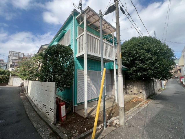 豊島区駒込　新築戸建の外観|両面とも公道。支線は撤去、電柱も移設予定です